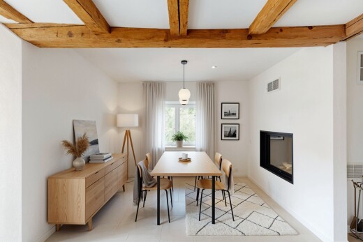 salle à manger avec natural light, lumière naturelle, inside property, drywall, et cloison sèche