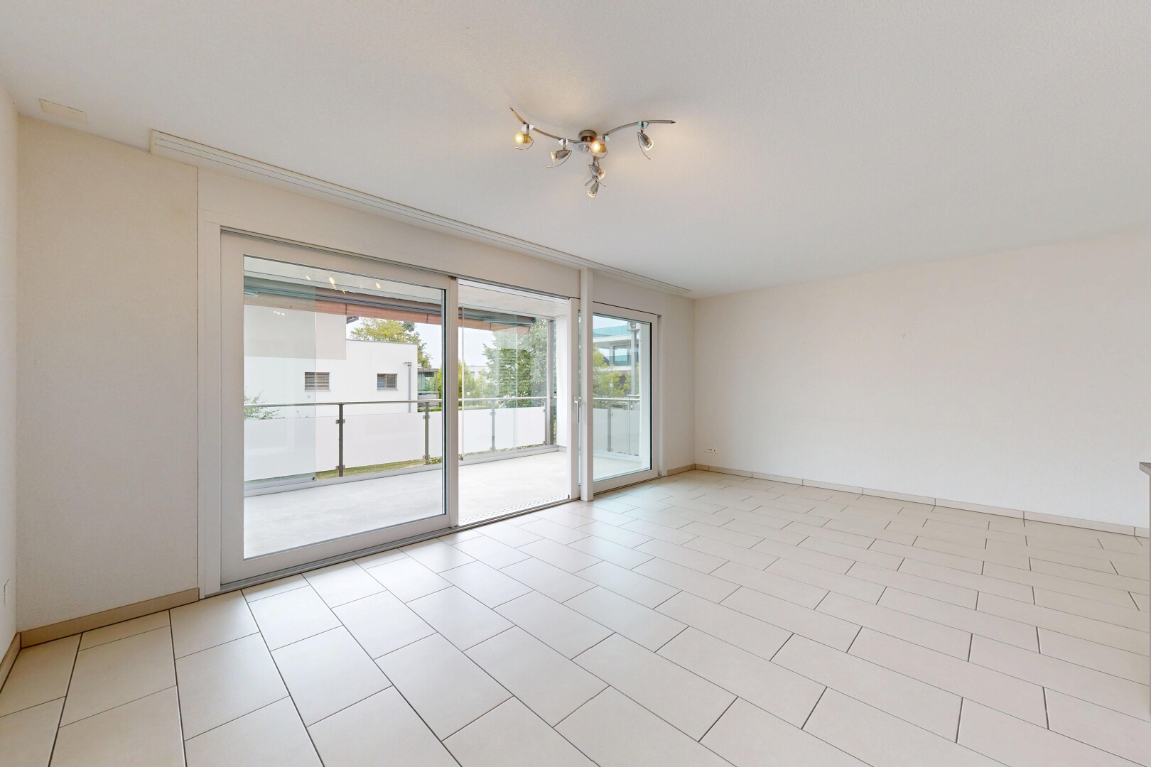 leerer raum mit deckenbeleuchtung, gipskartonwand, drywall, light floor, und sockelleisten