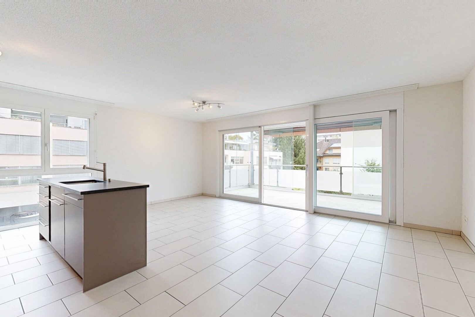 küche mit light floor, opens to living area, öffnet sich zum wohnraum, kitchen island, und kücheninsel