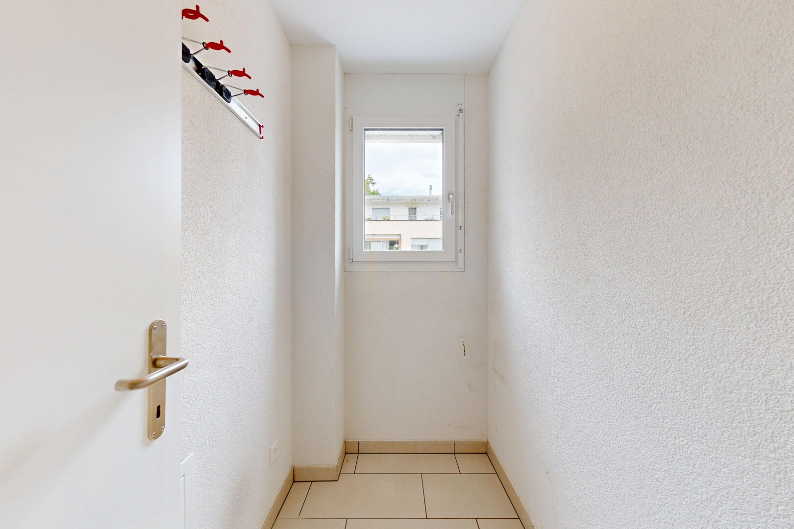 leerer raum mit inside property, natürliches licht, fliesenboden, tile floor, und light floor