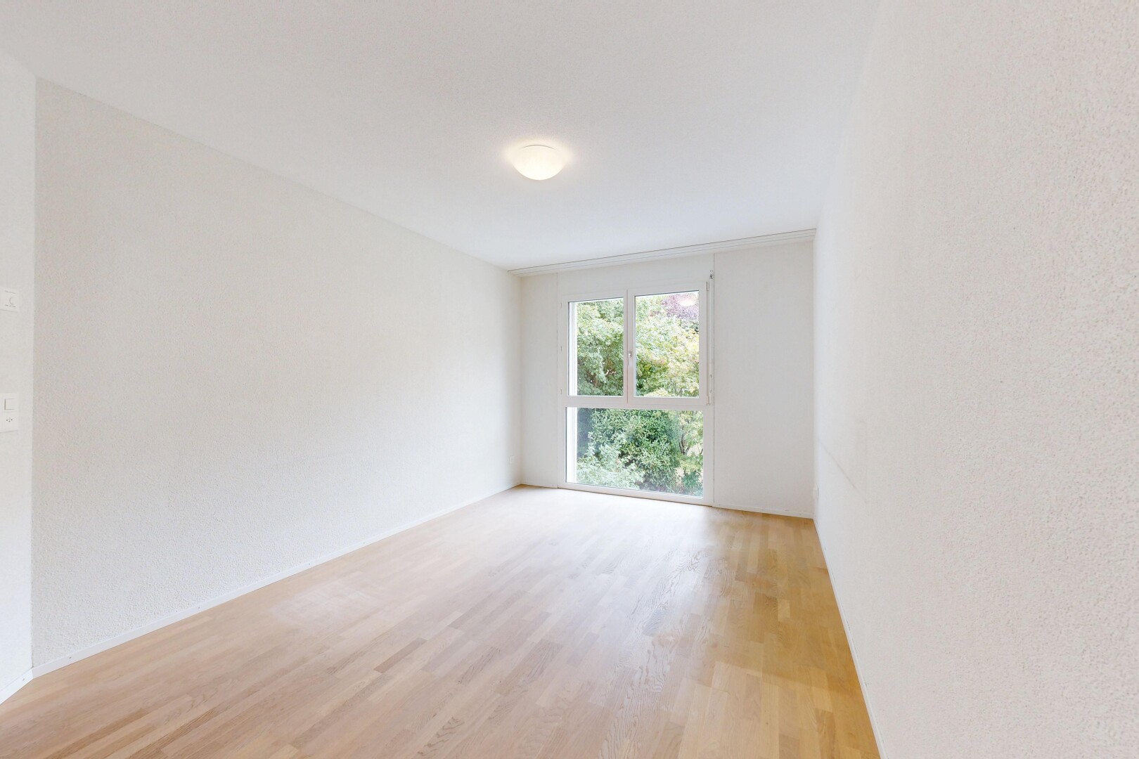 leerer raum mit wood finish floor, holzfußboden, natürliches licht, und inside property