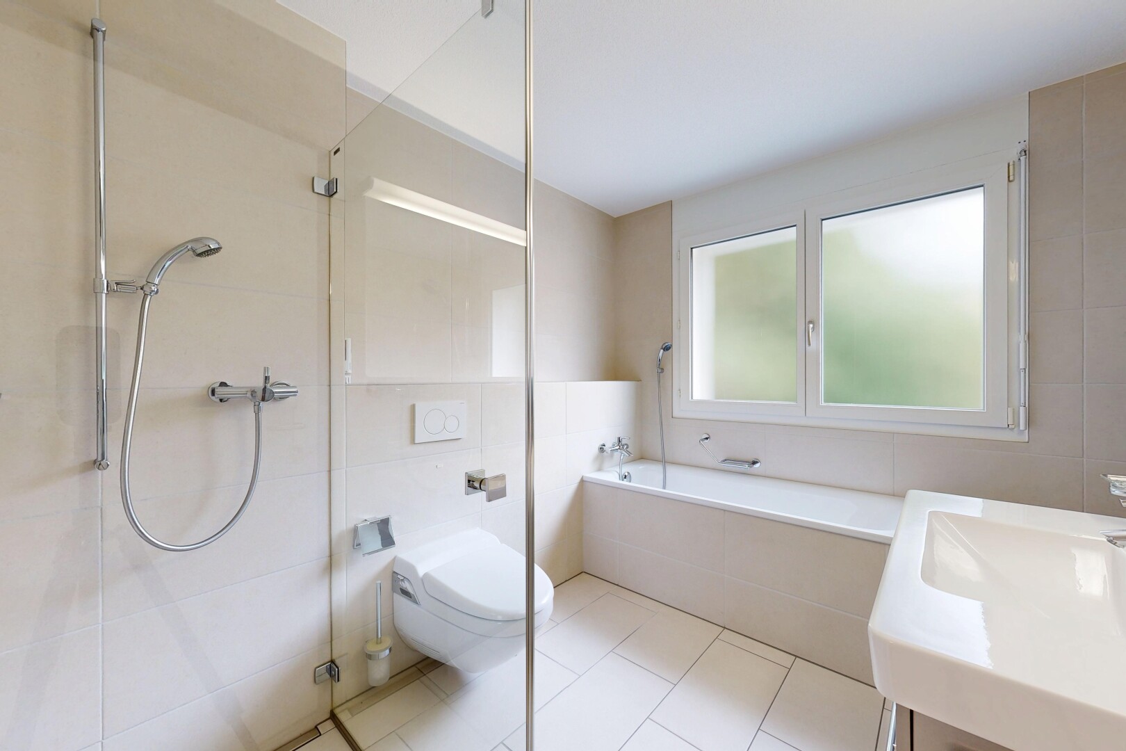 bad mit komplettes badezimmer, bad, light floor, fliesenboden, und tile floor