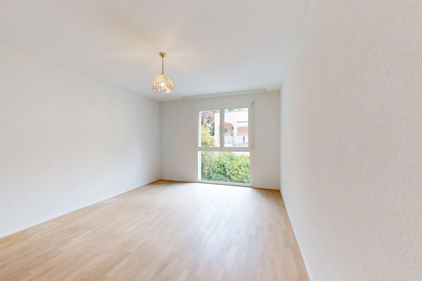 leerer raum mit wood finish floor, holzfußboden, inside property, und natürliches licht