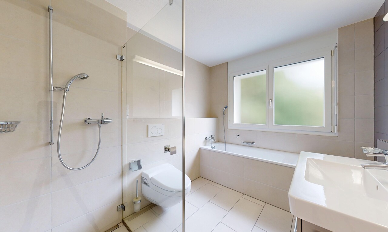 bad mit komplettes badezimmer, bad, light floor, fliesenboden, und tile floor