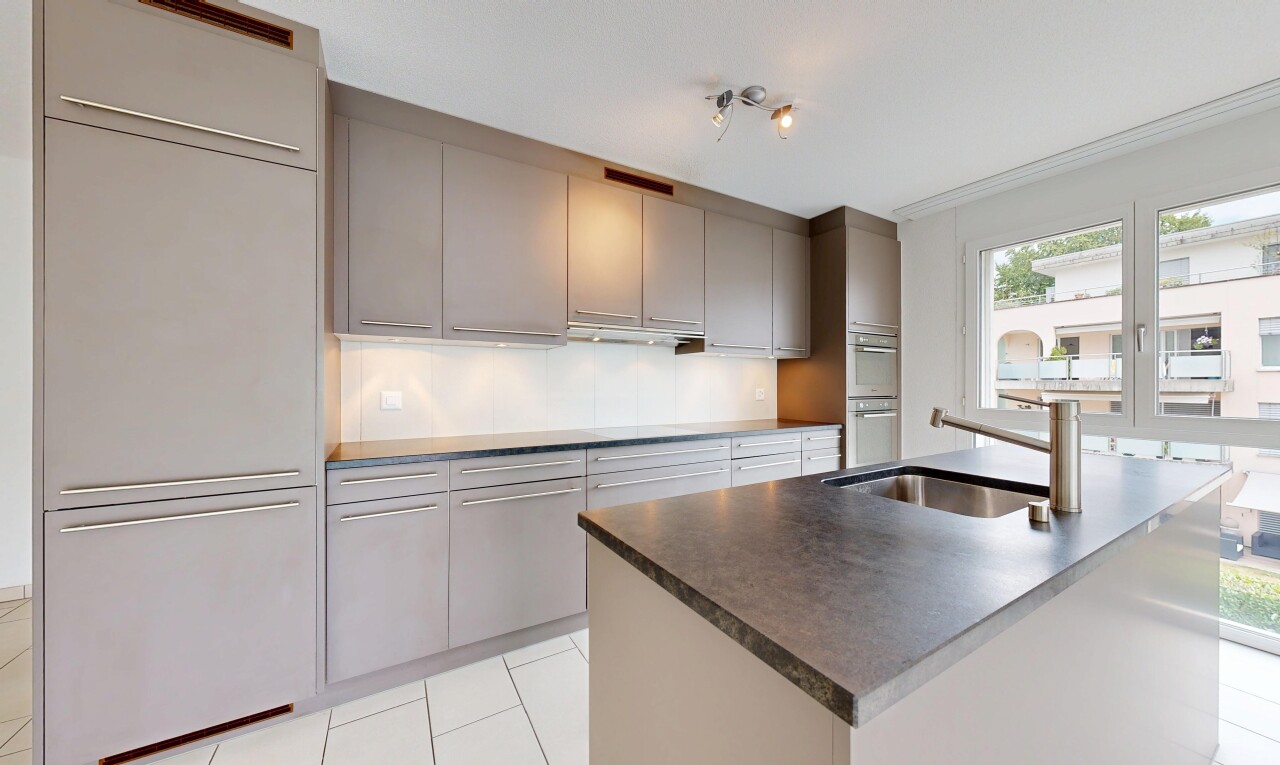 küche mit graue schränke, gray cabinets, light floor, arbeitsplatten, und dark countertops