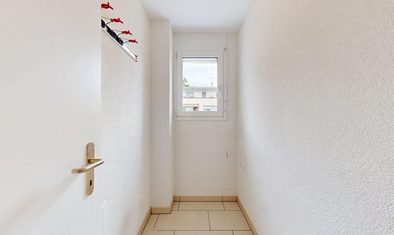 leerer raum mit inside property, natürliches licht, fliesenboden, tile floor, und light floor