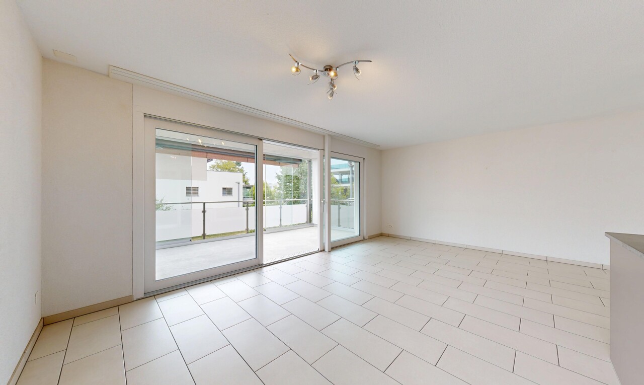 leerer raum mit deckenbeleuchtung, gipskartonwand, drywall, light floor, und sockelleisten