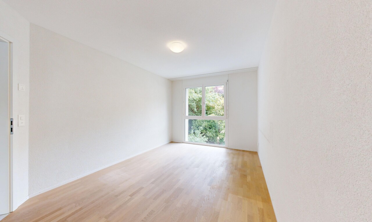 leerer raum mit wood finish floor, holzfußboden, natürliches licht, und inside property