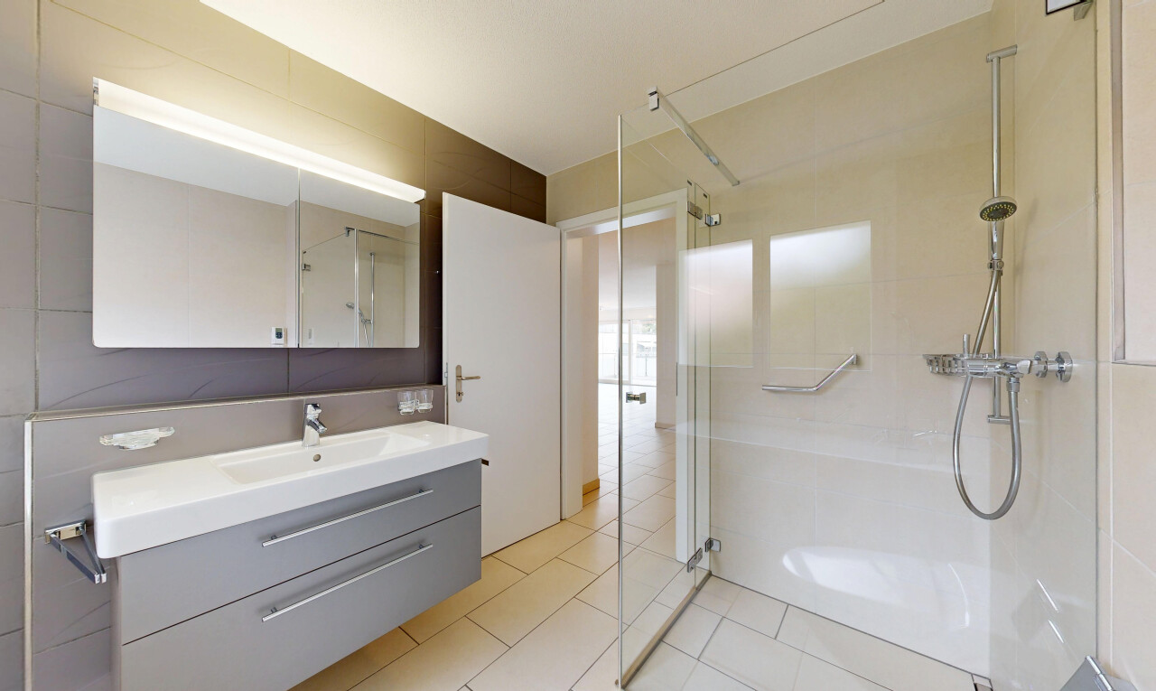 bad mit schminktisch, dusche, light floor, komplettes badezimmer, und fliesenboden