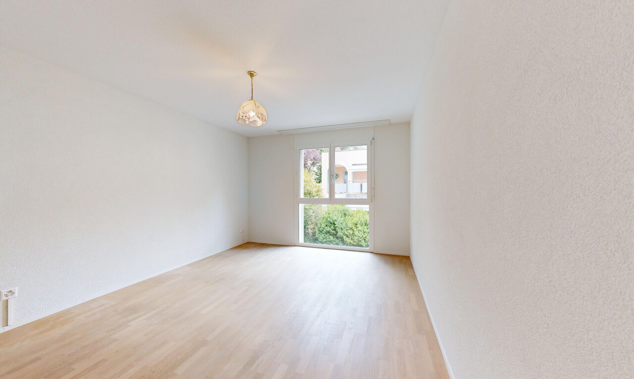 leerer raum mit wood finish floor, holzfußboden, inside property, und natürliches licht