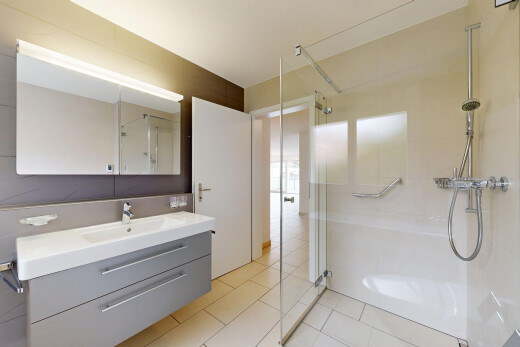 bad mit schminktisch, dusche, light floor, komplettes badezimmer, und fliesenboden