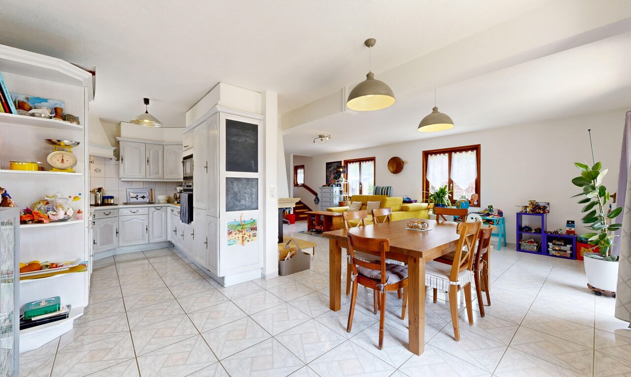 dining space featuring light tile patterned floors