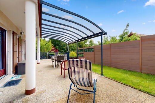 terrasse avec coin repas extérieur, clôture, terrasse, day time, et pergola