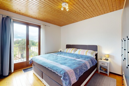 chambre avec accès à l'extérieur, inside property, natural light, lumière naturelle, et wood finish floor