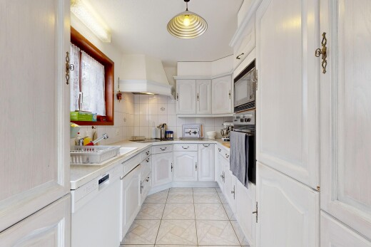 cuisine avec armoires en arc, arched cabinets, armoires blanches, white cabinets, et plans de travail