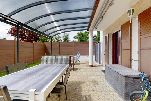terrasse avec coin repas extérieur, terrasse, clôture, from property, et pergola