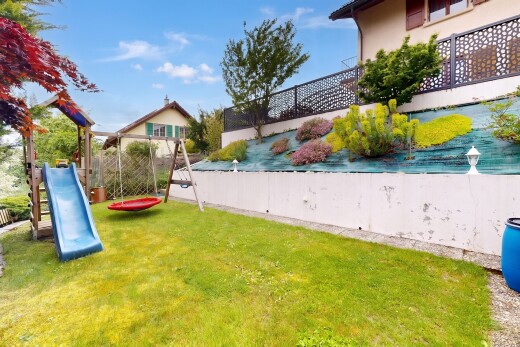 jardin avec pelouse, aire de jeux, day time, clôture, et from property