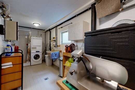 buanderie avec light floor, inside property, lave-linge et sèche-linge superposés, buanderie, et lumière naturelle