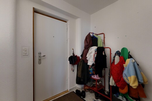 couloir avec inside property, drywall, cloison sèche, et light floor