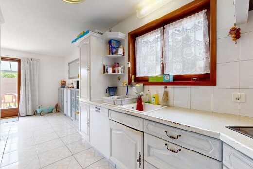cuisine avec light countertops, armoires blanches, white cabinets, armoires élevées, et raised cabinets
