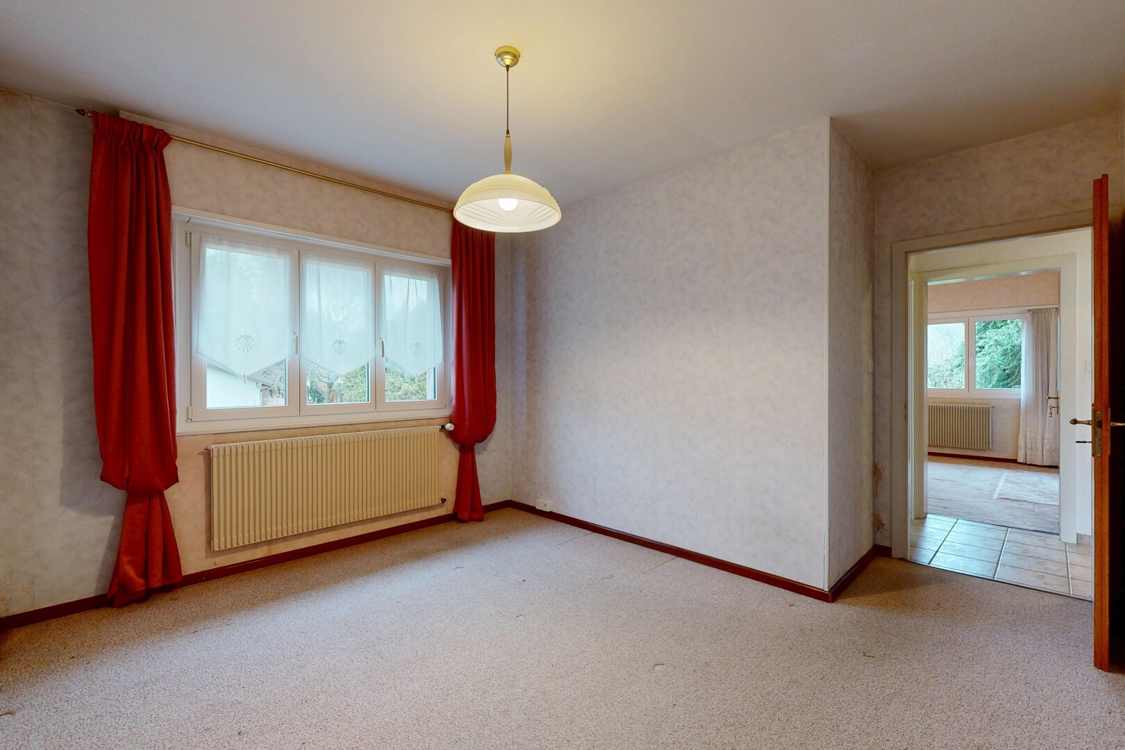 pièce vide avec radiateur, carpet, moquette, natural light, et lumière naturelle