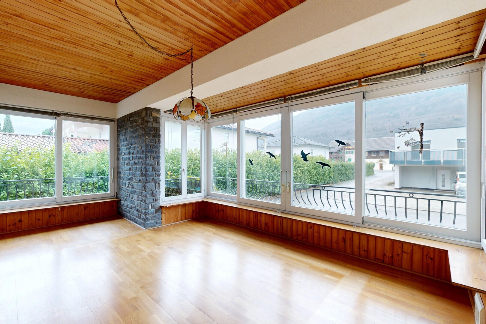 pièce vide avec véranda, plafond en bois, sol en finition bois, wood finish floor, et wood ceiling