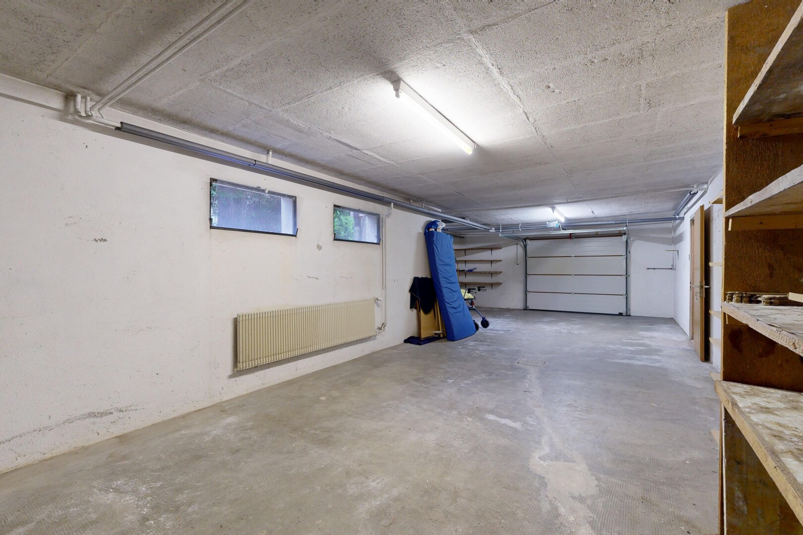 parking avec inside property