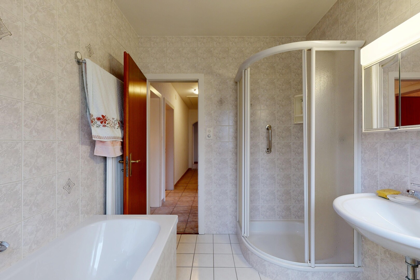 salle de bains avec tile wall, mur en carrelage, salle de bain complète, douche, et inside property