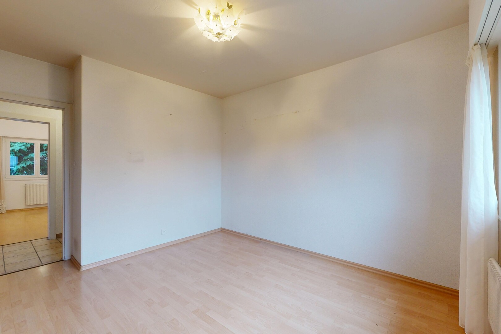 pièce vide avec lumière naturelle, natural light, sol en finition bois, wood finish floor, et cloison sèche