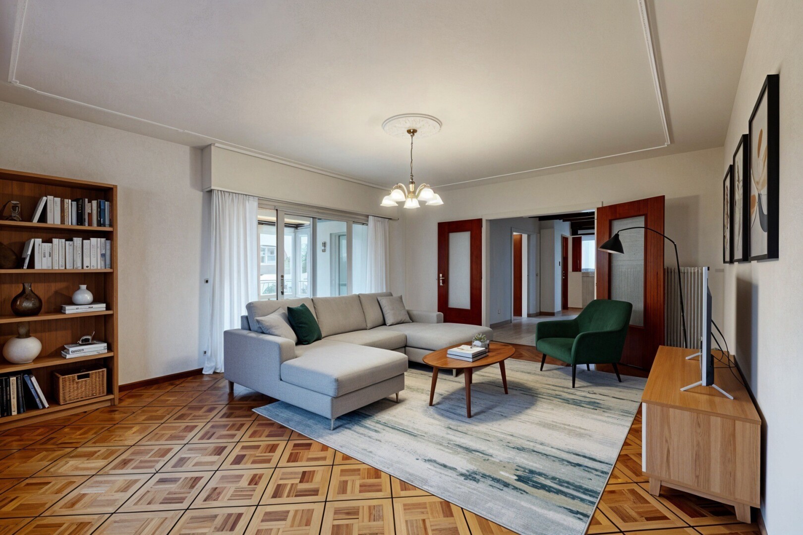 pièce vide avec lustre remarquable, inside property, radiateur, cloison sèche, et drywall