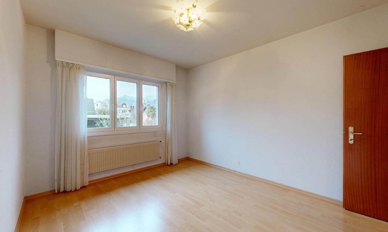 pièce vide avec radiateur, sol en finition bois, wood finish floor, cloison sèche, et drywall