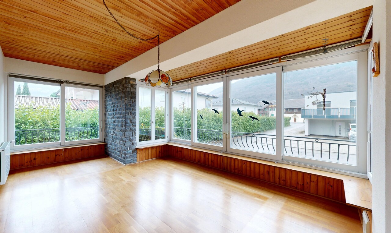 pièce vide avec véranda, plafond en bois, sol en finition bois, wood finish floor, et wood ceiling