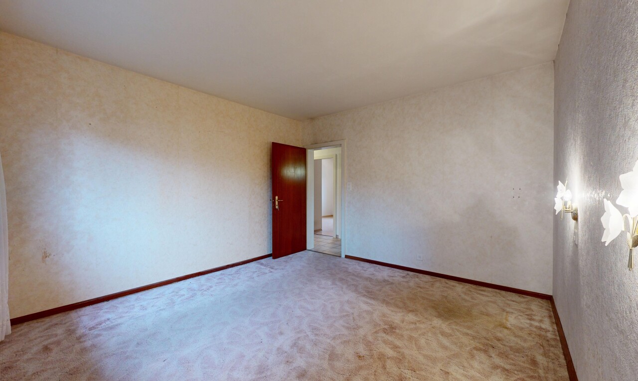 pièce vide avec moquette, carpet, inside property, plinthes murales, et baseboards wall