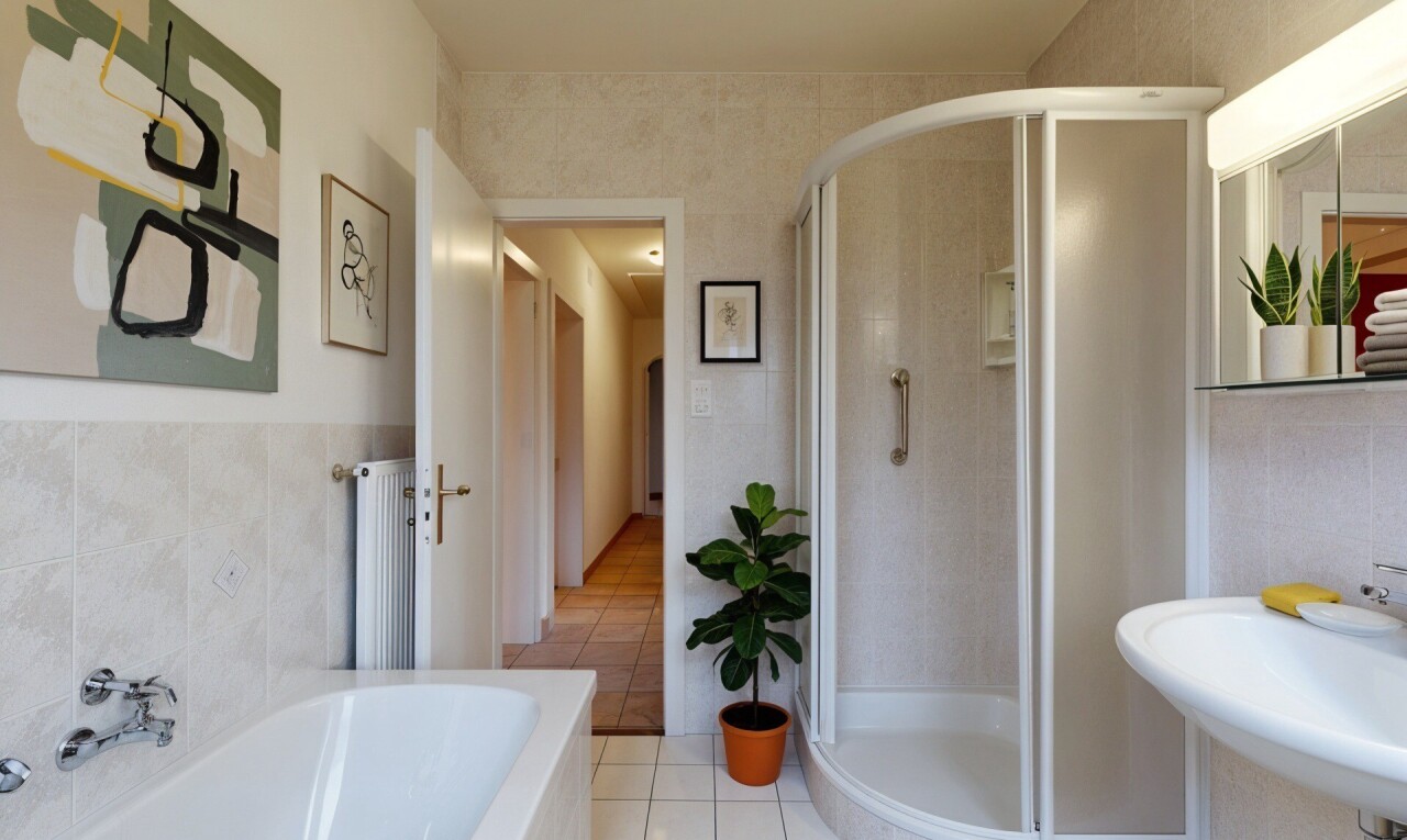 salle de bains avec tile wall, mur en carrelage, salle de bain complète, douche, et inside property