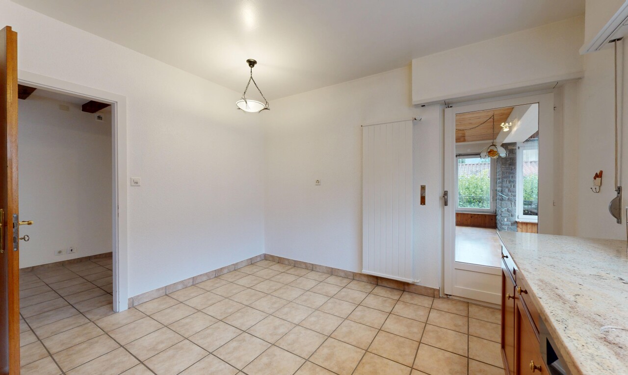 pièce vide avec light floor, inside property, lumière naturelle, natural light, et cloison sèche
