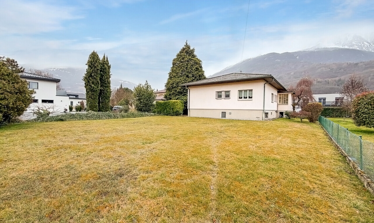 façade avec pelouse, day time, property visible, clôture, et mountain view