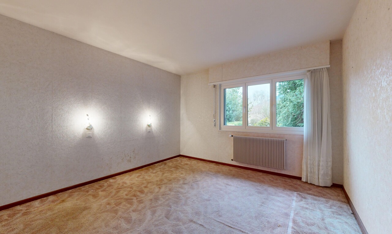 pièce vide avec radiateur, lumière naturelle, natural light, moquette, et carpet