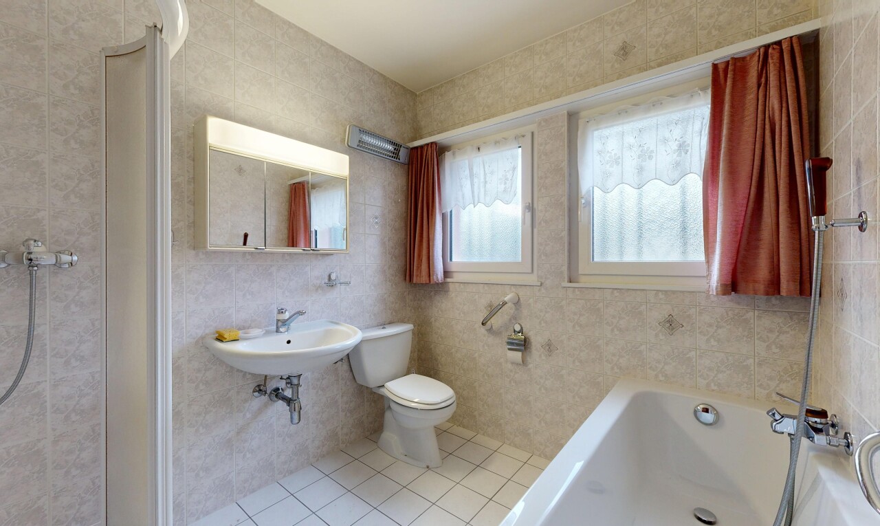 salle de bains avec salle de bain complète, toilette, bain, miroir, et inside property