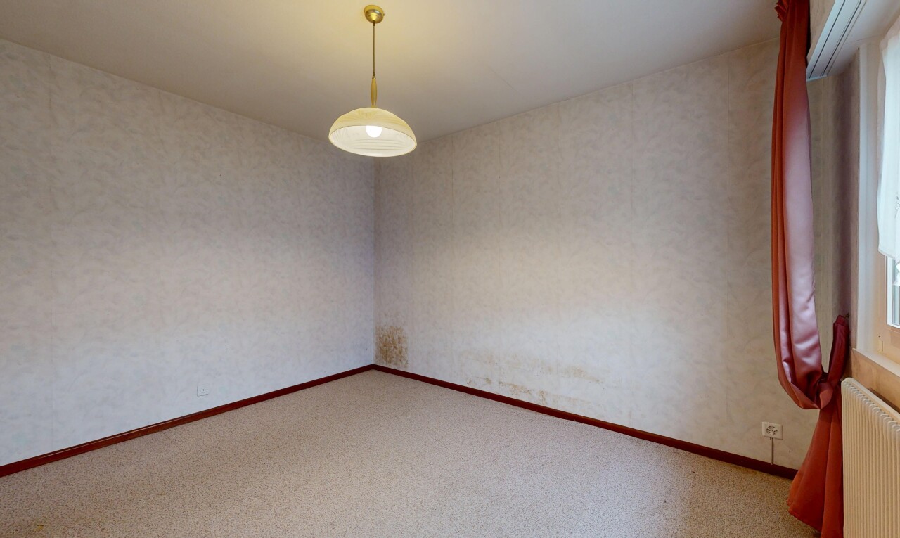 pièce vide avec moquette, carpet, inside property, plinthes murales, et baseboards wall