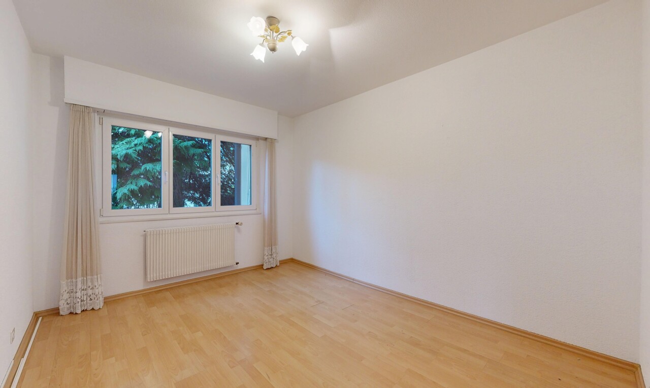 pièce vide avec radiateur, sol en finition bois, wood finish floor, cloison sèche, et drywall
