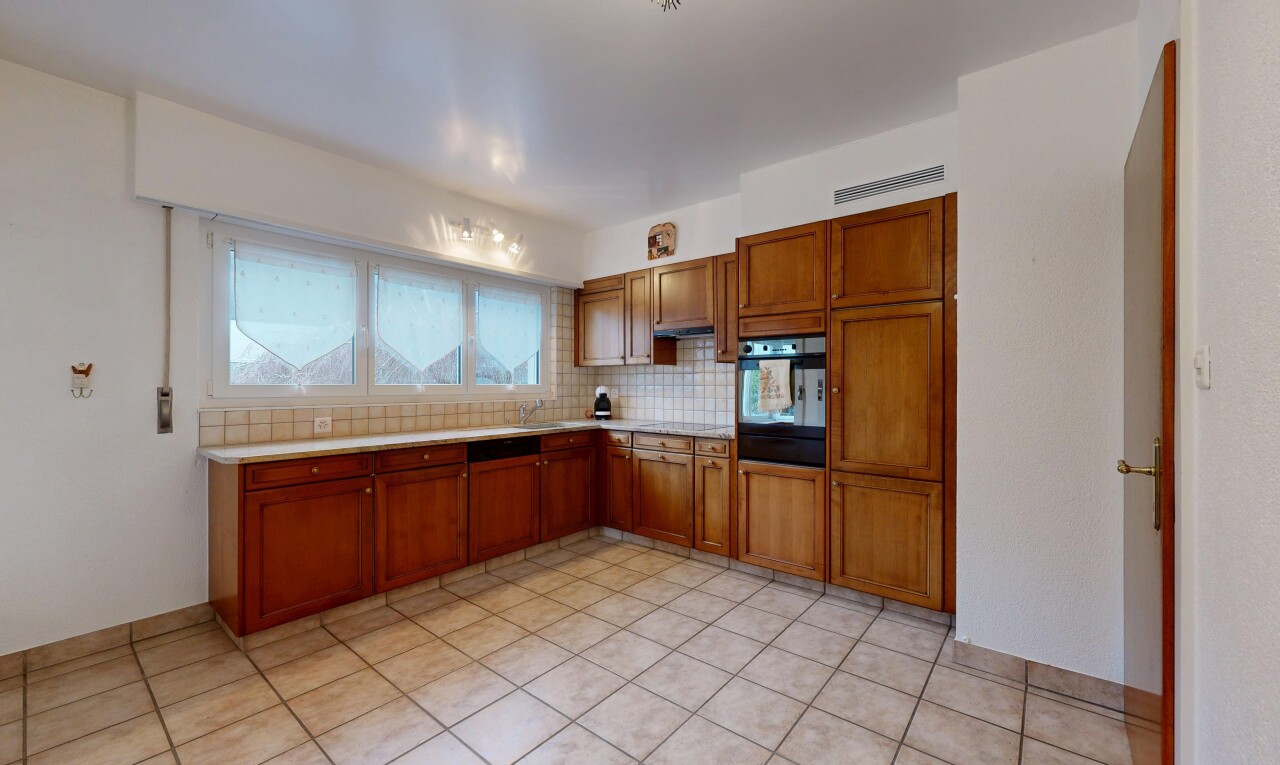 cuisine avec medium brown cabinets, armoires marron moyen, shaker cabinets, armoires de style shaker, et light countertops