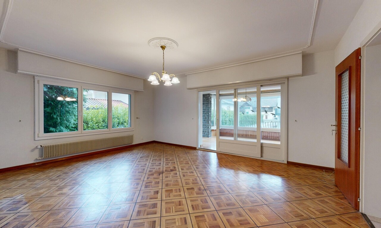 pièce vide avec radiateur, lustre remarquable, inside property, drywall, et cloison sèche