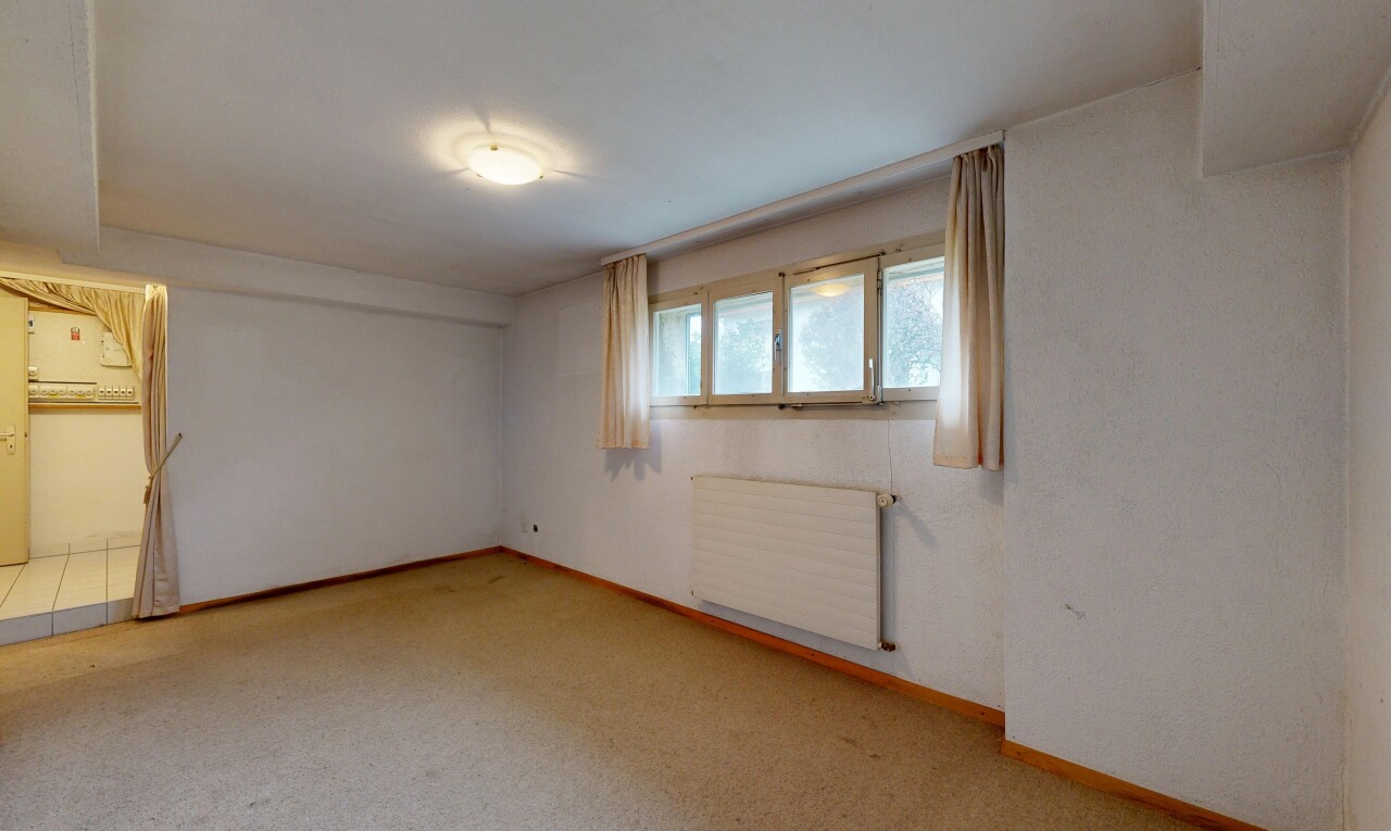 pièce vide avec radiateur, lumière naturelle, natural light, cloison sèche, et drywall