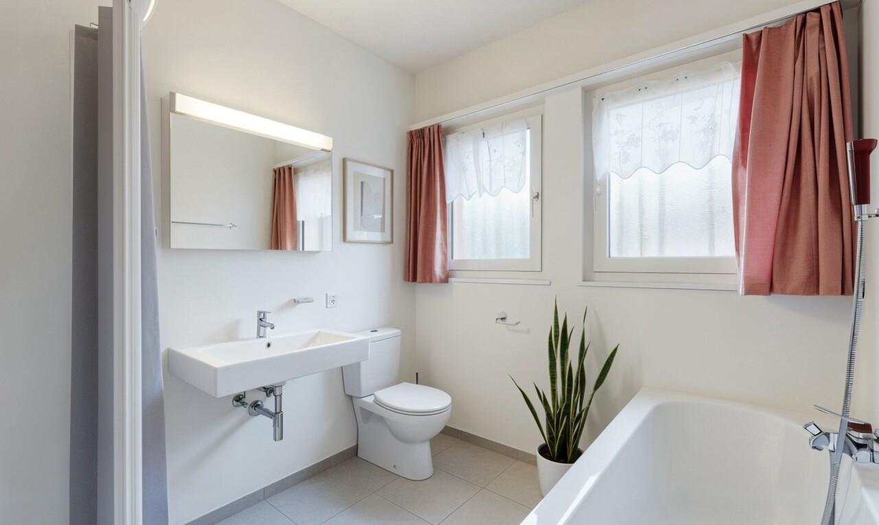 salle de bains avec salle de bain complète, toilette, bain, miroir, et inside property