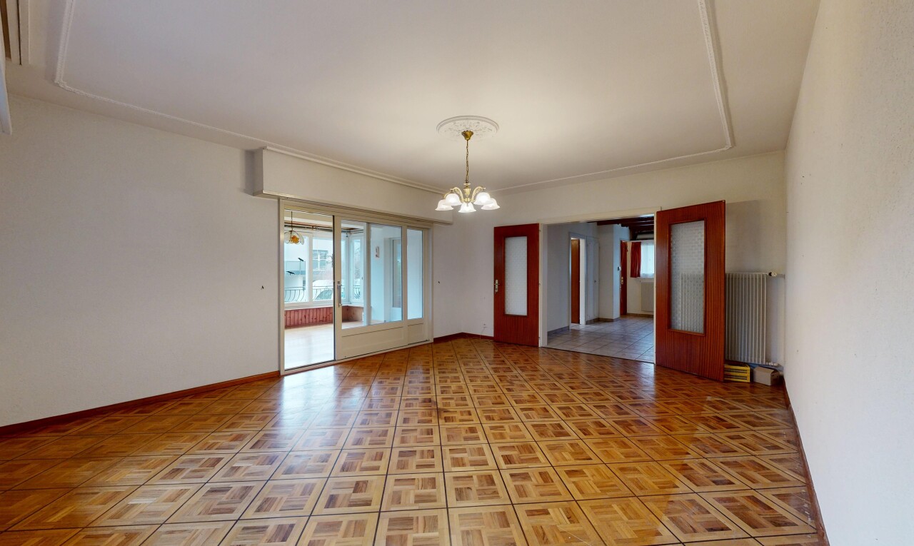pièce vide avec lustre remarquable, inside property, radiateur, cloison sèche, et drywall