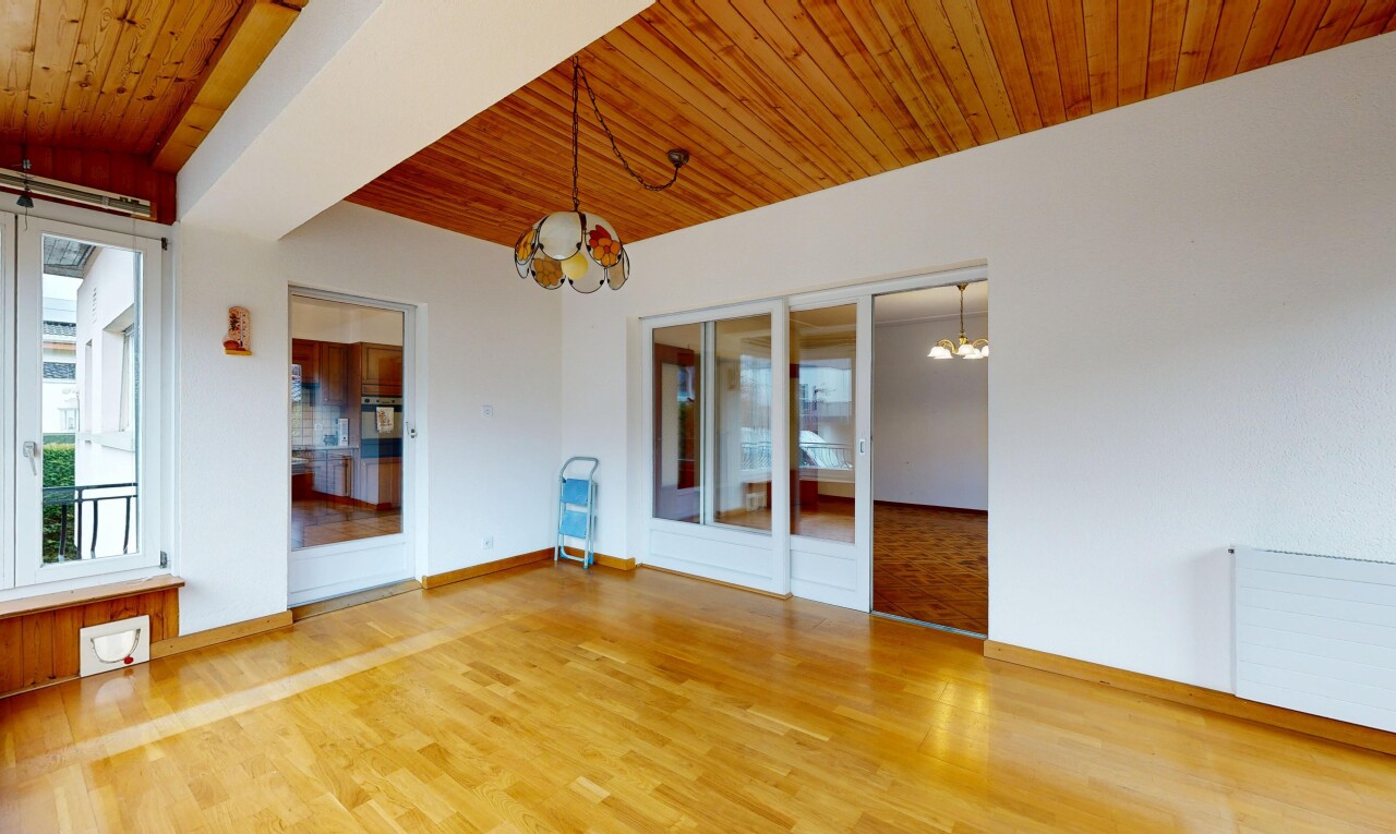 pièce vide avec lustre remarquable, plafond en bois, wood ceiling, sol en finition bois, et wood finish floor