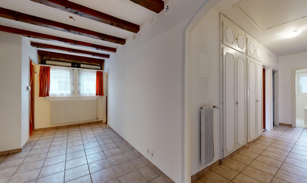 pièce vide avec radiateur, natural light, lumière naturelle, inside property, et light floor