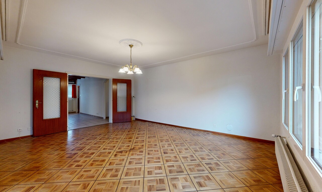 pièce vide avec inside property, lustre remarquable, cloison sèche, drywall, et plinthes murales