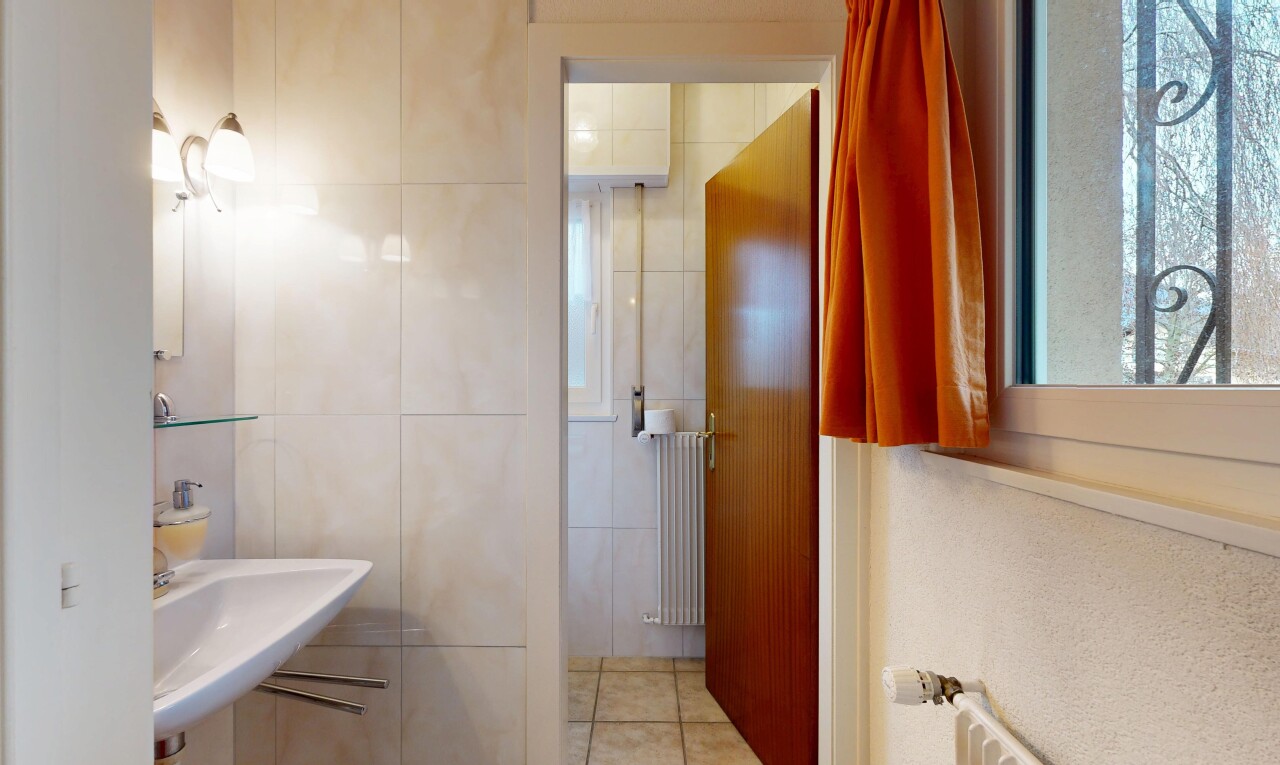 salle de bains avec radiateur, évier, inside property, sol en carrelage, et tile floor