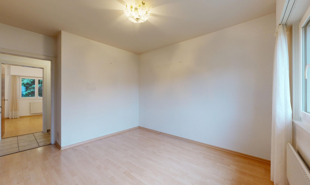 pièce vide avec lumière naturelle, natural light, sol en finition bois, wood finish floor, et cloison sèche